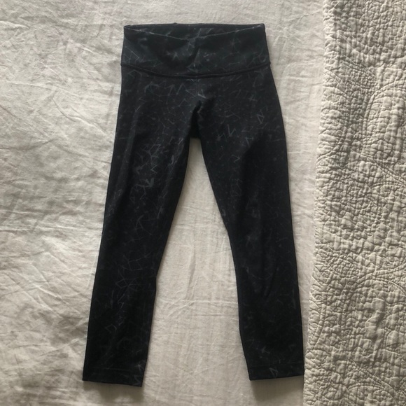 Lululemon black and grey Capris - Picture 1 of 3